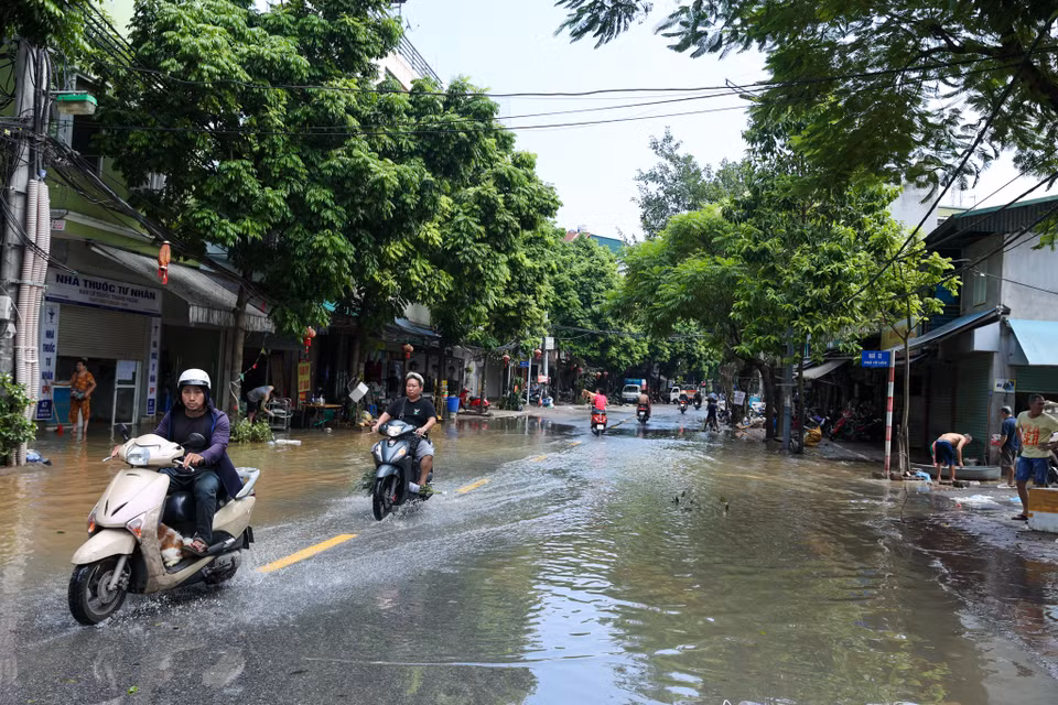 Trong khi đó, người dân phường Tứ Liên (quận Tây Hồ, Hà Nội) cũng đã nhanh chóng bắt tay vào việc khắc phục hậu quả của cơn bão lịch sử ngay sau khi nước có dấu hiệu rút. (Ảnh: Minh Sơn/Vietnam+)