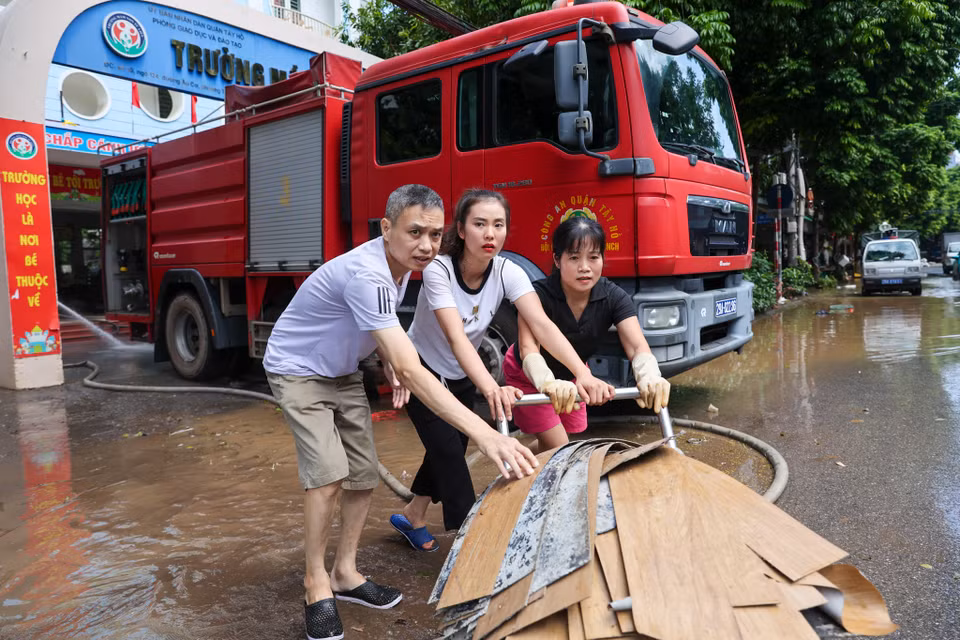 Người dân cho biết rạng sáng 12/9 nước tại đây rút nhanh. Ngày 13/9, một số hộ đã dậy sớm vệ sinh, quét dọn nhà cửa. (Ảnh: Minh Sơn/Vietnam+)