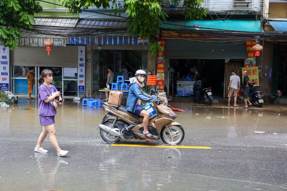 Theo ghi nhận, mực nước ngập tại dọc tuyến phố chính Tứ Liên đã rút gần hết, chỉ còn một vài khu vực trong ngõ do địa hình thấp nước vẫn ngập nhiều chừng 50-70cm. Nhiều gia đình đã bắt đầu trở về dọn dẹp nhà cửa sau lũ lụt. (Ảnh: Minh Sơn/Vietnam+)
