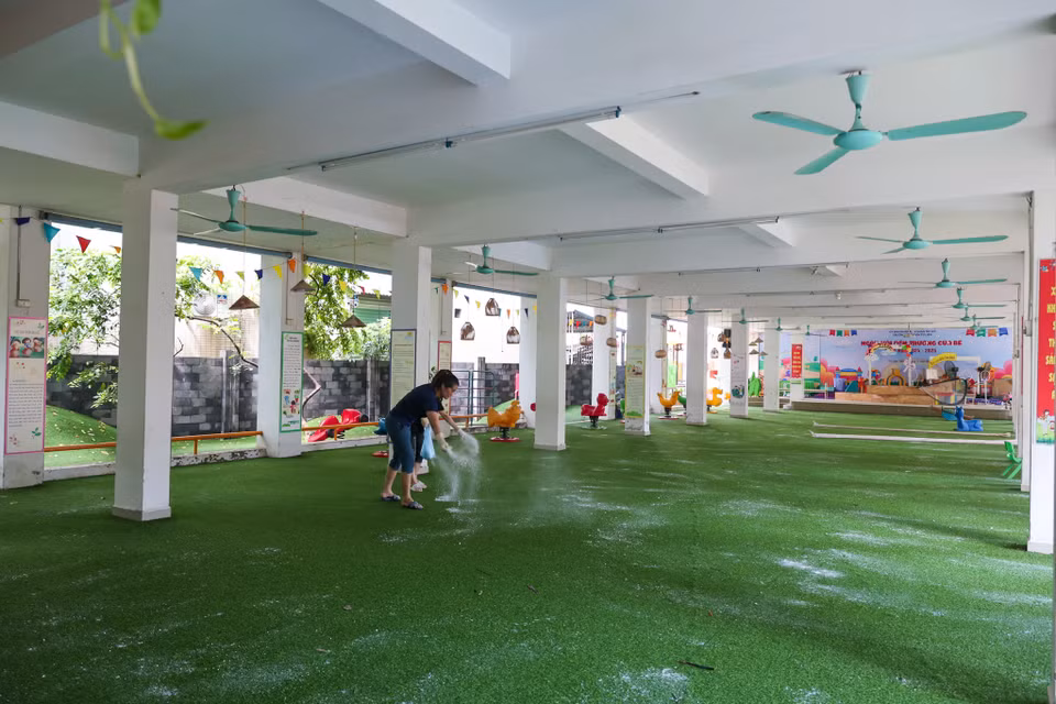 Bà Liên cũng cho biết công tác vệ sinh dọn dẹp đi kèm với dùng vôi bột, phun thuốc khử khuẩn, thau dọn bể chứa. Dự kiến công tác vệ sinh sẽ hoàn thành xong trong tuần này và đầu tuần tới học sinh có thể tới trường. (Ảnh: Minh Sơn/Vietnam+)
