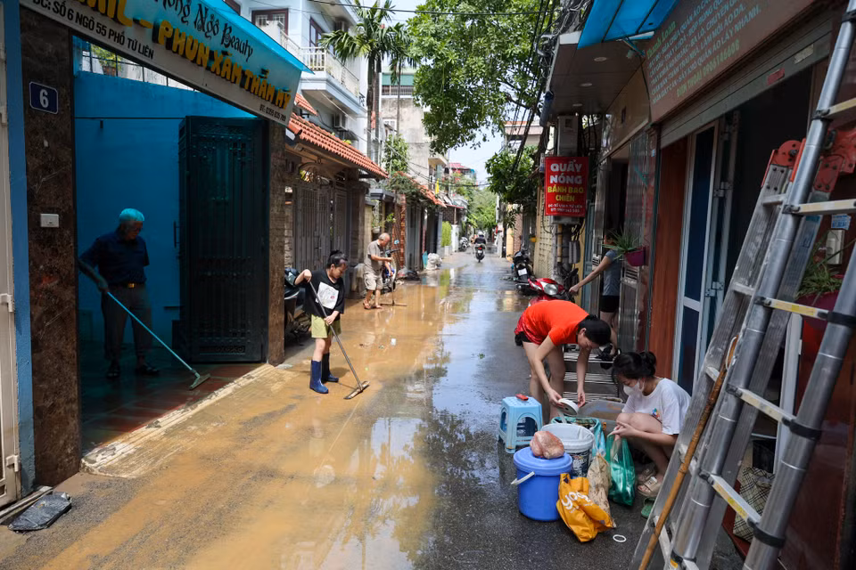 Đặc biệt, những gia đình có nhà cửa bị hư hỏng nặng đang phải nỗ lực hơn để khắc phục hậu quả, sửa chữa nhà cửa, đồng thời tìm cách khôi phục lại các thiết bị điện, nước. (Ảnh: Minh Sơn/Vietnam+)