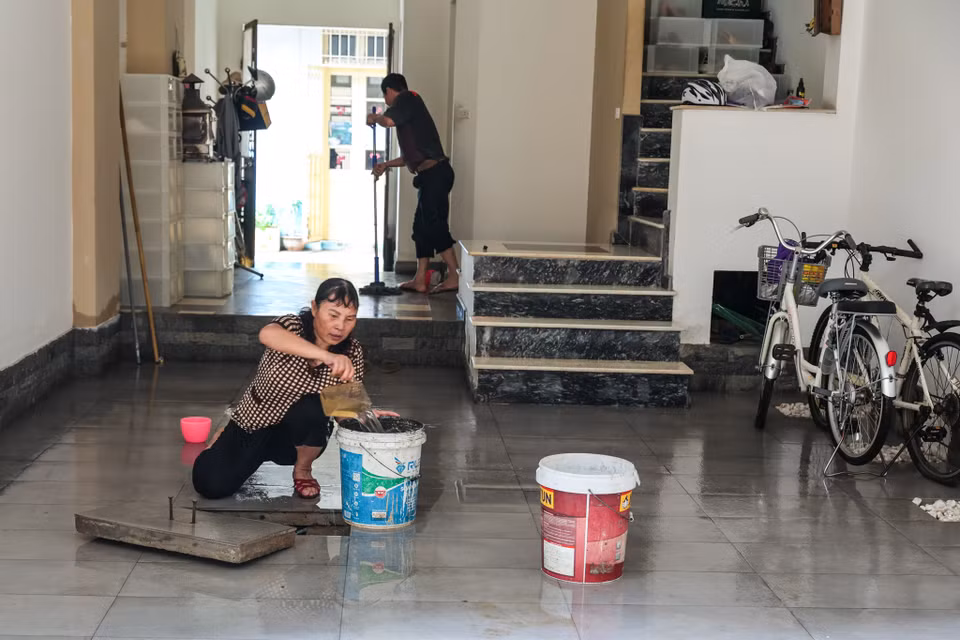 Nhiều hộ gia đình cũng phải sục rửa lại bể nước ngầm trong nhà để đảm bảo an toàn vệ sinh. (Ảnh: Minh Sơn/Vietnam+)