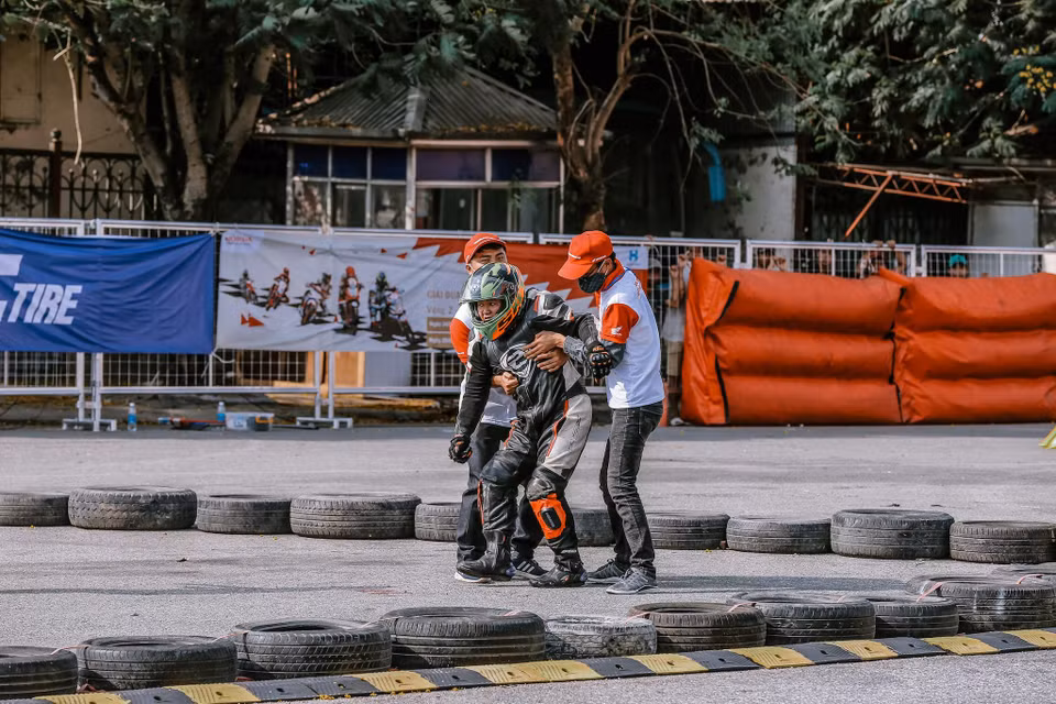 Một tuyển thủ gặp tai nạn ngay trong vòng đua đầu tiên. (Ảnh: Minh Sơn/Vietnam+)