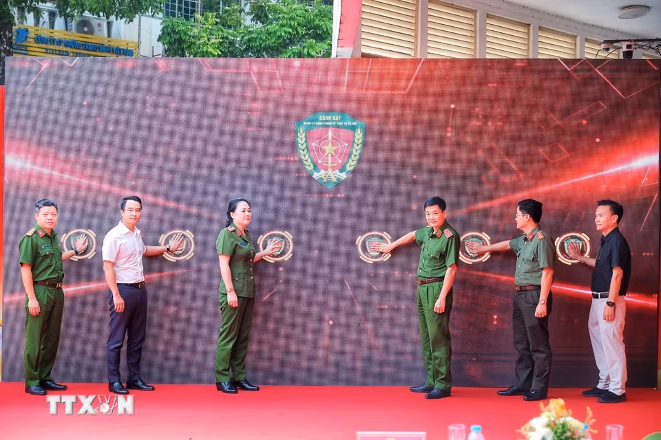 Các đại biểu thực hiện nghi thức ra mắt triển khai thí điểm mô hình Kiosk “Trạm Cảnh sát thông minh”. (Ảnh: Phạm Tuấn Anh/TTXVN)