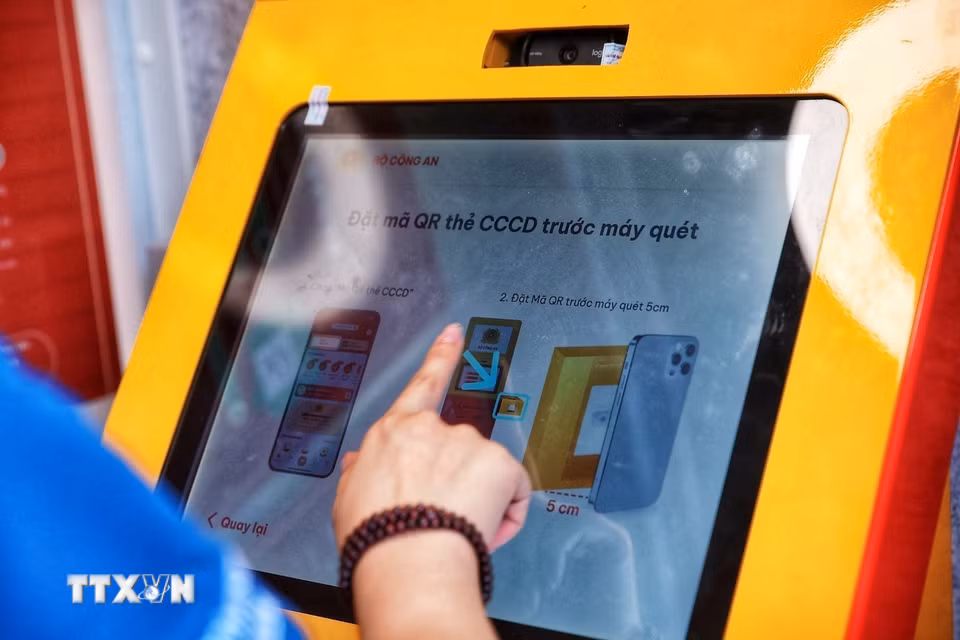 Kiosk hướng dẫn người dân xác thực bằng mã QR trên căn cước hoặc thông qua ứng dụng VNeID để thực hiện các chức năng trên hệ thống. (Ảnh: Phạm Tuấn Anh/TTXVN)