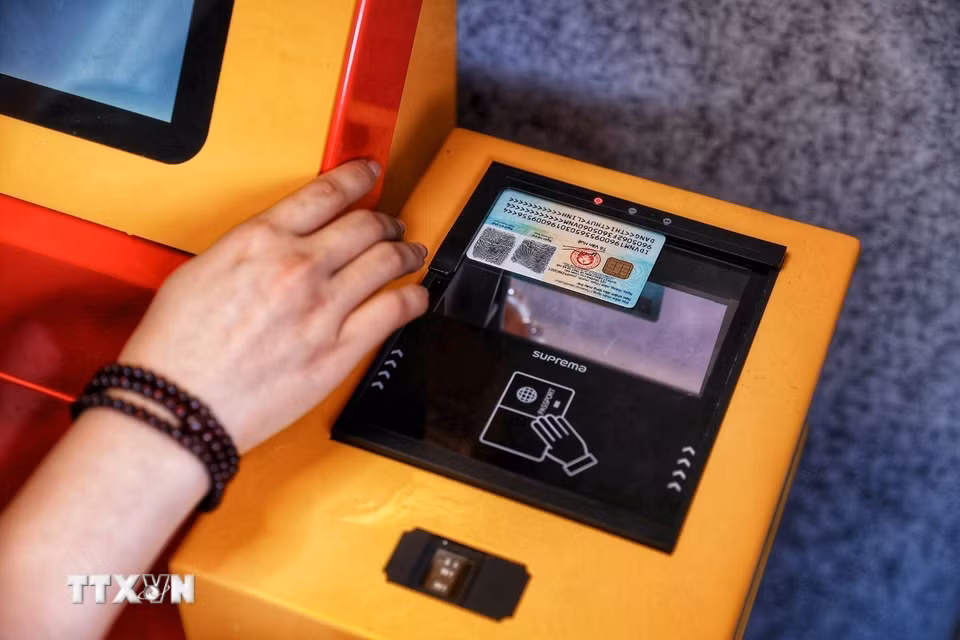 Người dân sử dụng căn cước để xác thực thông tin tại Kiosk “Trạm Cảnh sát thông minh”. (Ảnh: Phạm Tuấn Anh/TTXVN)