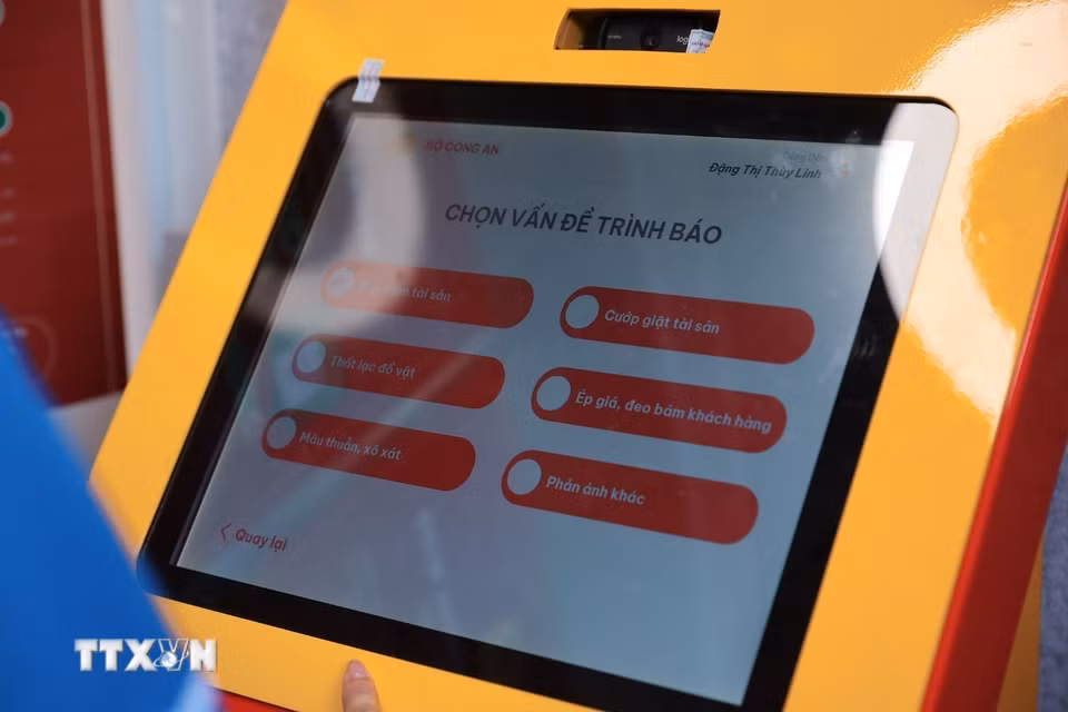 Giao diện chức năng “Trình báo, phản ánh” trên Kiosk “Trạm Cảnh sát thông minh”, cho phép người dân lựa chọn các nhóm vấn đề cần phản ánh như mất trộm, cướp giật tài sản, thất lạc đồ vật, mâu thuẫn, xô xát… (Ảnh: Phạm Tuấn Anh/TTXVN)