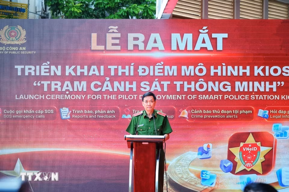 Thiếu tướng Nguyễn Mạnh Hùng, Phó Cục trưởng Cục Cảnh sát quản lý hành chính về trật tự xã hội (Bộ Công an) phát biểu tại Lễ ra mắt triển khai thí điểm mô hình Kiosk “Trạm Cảnh sát thông minh”. (Ảnh: Phạm Tuấn Anh/TTXVN)
