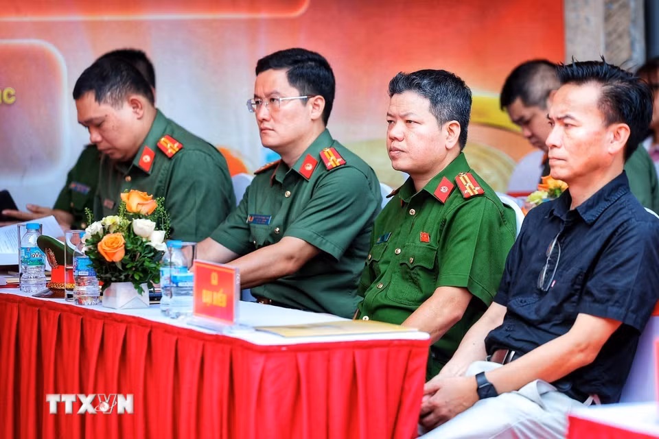 Các đại biểu tham dự Lễ ra mắt triển khai thí điểm mô hình Kiosk “Trạm Cảnh sát thông minh”. (Ảnh: Phạm Tuấn Anh/TTXVN)