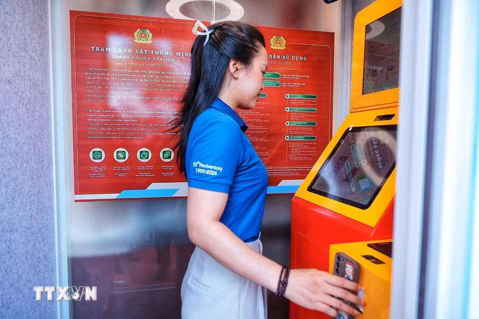 Người dân trải nghiệm Kiosk “Trạm Cảnh sát thông minh” sau khi mô hình được triển khai thí điểm. (Ảnh: Phạm Tuấn Anh/TTXVN)