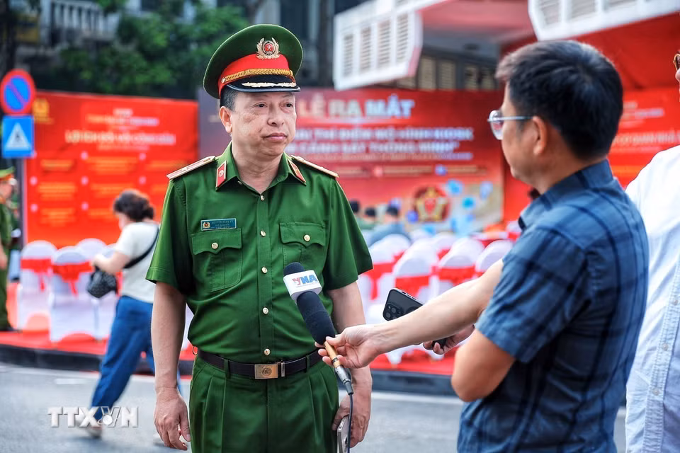 Thiếu tướng Nguyễn Hồng Ky, Phó Giám đốc Công an thành phố Hà Nội trả lời phỏng vấn về việc triển khai thí điểm mô hình Kiosk “Trạm Cảnh sát thông minh”. (Ảnh: Phạm Tuấn Anh/TTXVN)