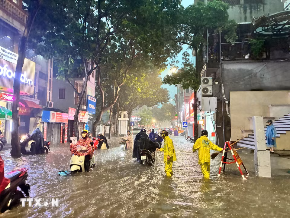 Mưa lớn gây ngập cục bộ trên phố Đội Cấn. (Ảnh: Lê Đông/TTXVN)