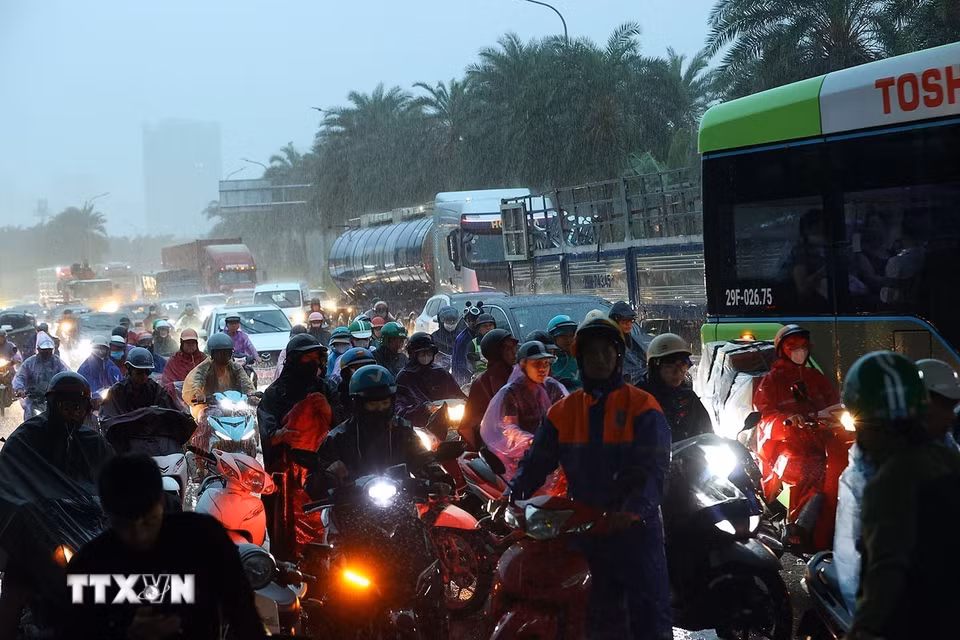 Mưa lớn gây ùn tắc cục bộ trên đường Lê Quang Đạo. (Ảnh: Văn Điệp/TTXVN)