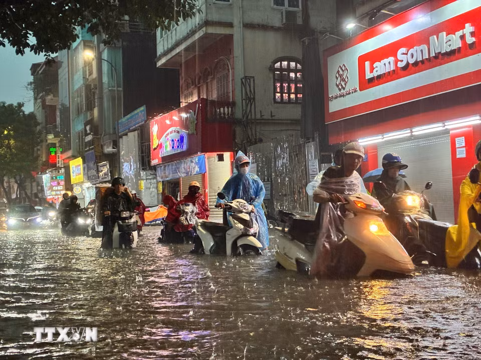 Mưa lớn gây ngập cục bộ trên phố Đội Cấn. (Ảnh: Lê Đông/TTXVN)