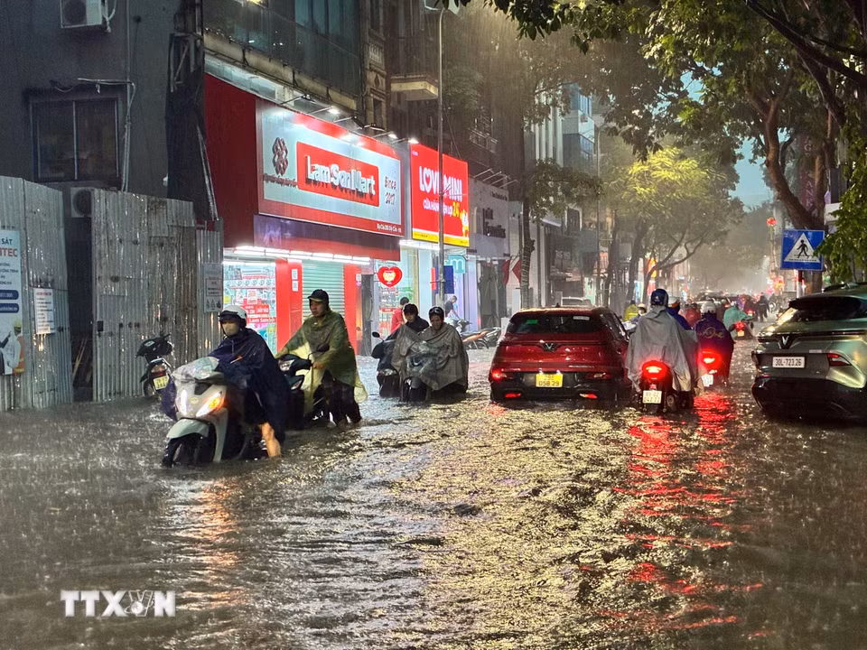 Mưa lớn gây ngập cục bộ trên phố Đội Cấn. (Ảnh: Lê Đông/TTXVN)