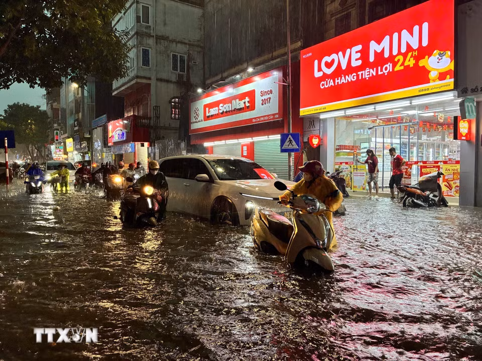 Mưa lớn gây ngập cục bộ trên phố Đội Cấn. (Ảnh: Lê Đông/TTXVN)
