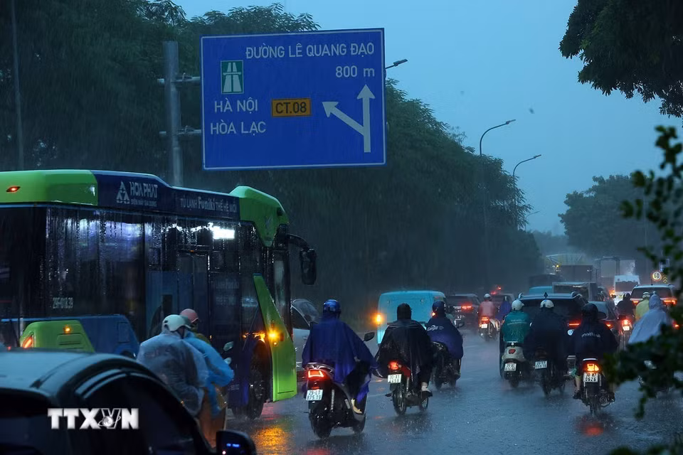 Mưa lớn vào giờ cao điểm gây ùn tắc cục bộ. (Ảnh: Văn Điệp/TTXVN)
