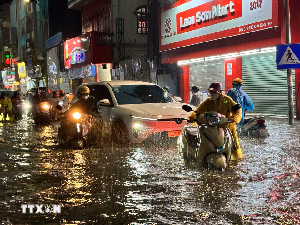 Mưa lớn gây ngập cục bộ trên phố Đội Cấn. (Ảnh: Lê Đông/TTXVN)