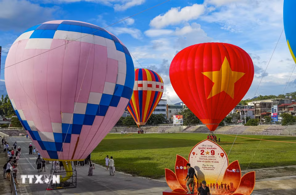 Khinh khí cầu với những màu sắc khác nhau cùng xuất hiện tại khu vực tổ chức Festival Dân vũ Quốc tế năm 2026 ở Điện Biên. (Ảnh: Xuân Tư/TTXVN)