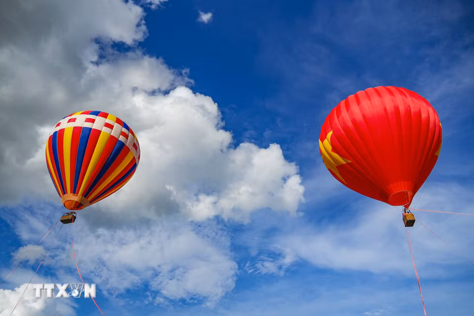 Khinh khí cầu với những màu sắc khác nhau cùng xuất hiện tại khu vực tổ chức Festival Dân vũ Quốc tế năm 2026 ở Điện Biên. (Ảnh: Xuân Tư/TTXVN)