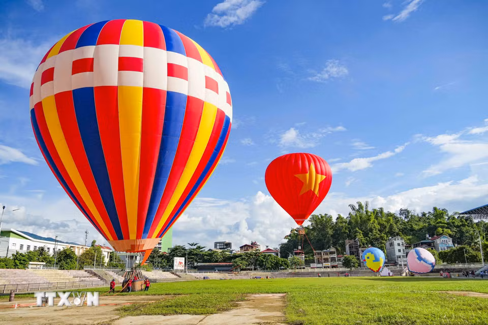 Những khinh khí cầu với màu sắc rực rỡ tạo nên bức tranh sinh động trên bầu trời Điện Biên. (Ảnh: Xuân Tư/TTXVN)