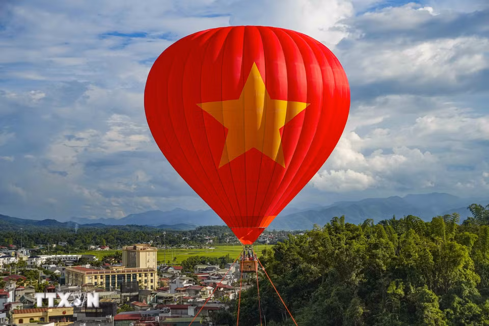 Khinh khí cầu mang hình ảnh Quốc kỳ Việt Nam nổi bật trên nền trời Điện Biên, tạo điểm nhấn đặc biệt trong chuỗi hoạt động chào mừng Quốc khánh 2/9. (Ảnh: Xuân Tư/TTXVN)