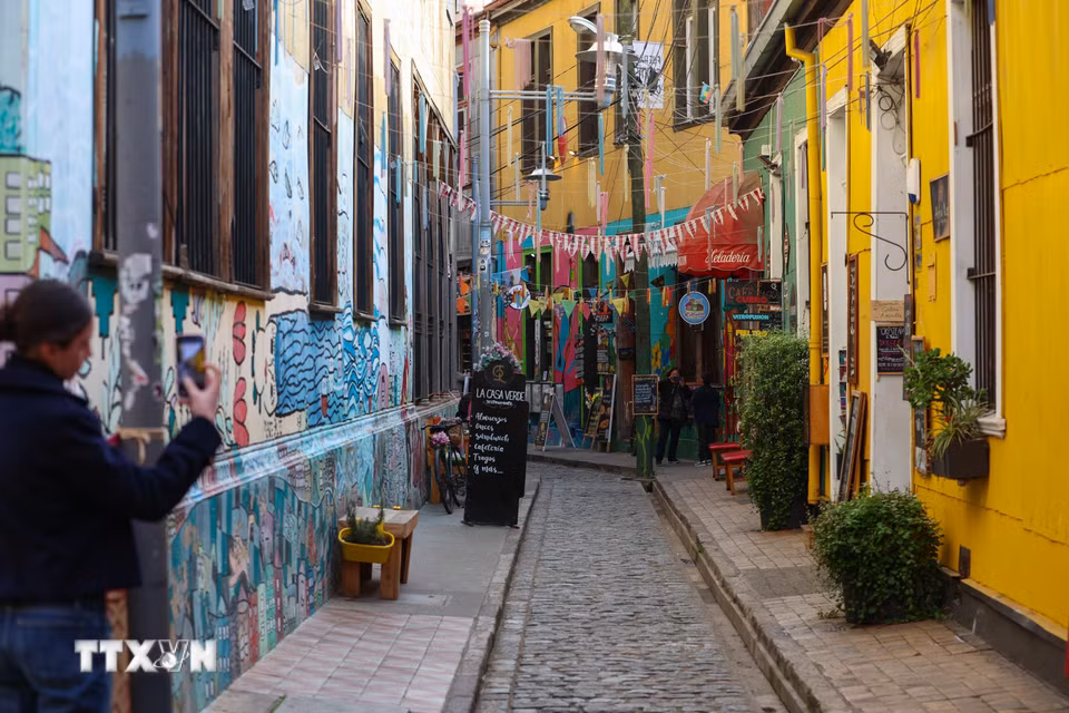 Một tuyến phố tại Valparaiso, Chile. (Ảnh: THX/TTXVN phát)