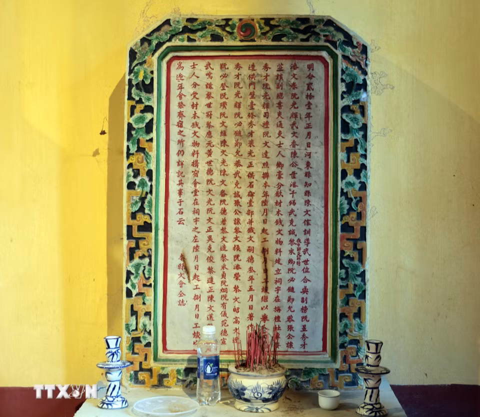 Một tấm bia cổ được thờ tại Di tích Kiến trúc nghệ thuật cấp Quốc gia Văn Thánh-Khổng Miếu ở phường Bàn Thạch, thành phố Đà Nẵng. (Ảnh: Đỗ Trưởng/TTXVN)