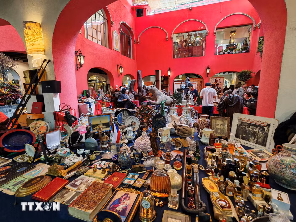 Nhiều hiện vật nhỏ và đồ sưu tầm được bày bán tại quầy hàng ở Plaza del Ángel. (Ảnh: Phương Lan/TTXVN)