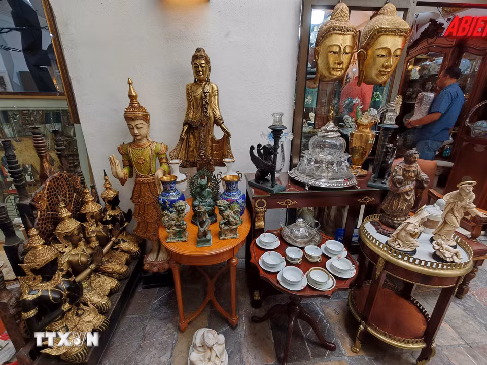 Những hiện vật từ Mexico, Mỹ Latinh, châu Âu và châu Á được bày bán tại khu chợ đồ cổ Plaza del Ángel. (Ảnh: Phương Lan/TTXVN)