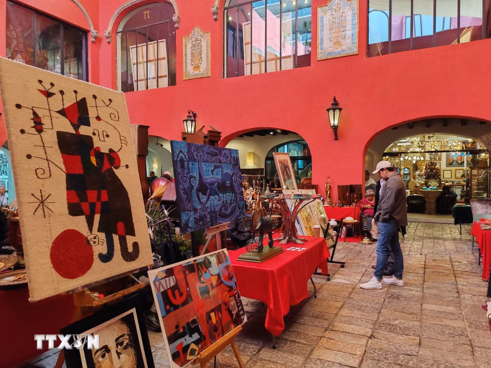 Một số hiện vật, tranh nghệ thuật và đồ sưu tầm cổ tại chợ Plaza del Ángel. (Ảnh: Phương Lan/TTXVN)
