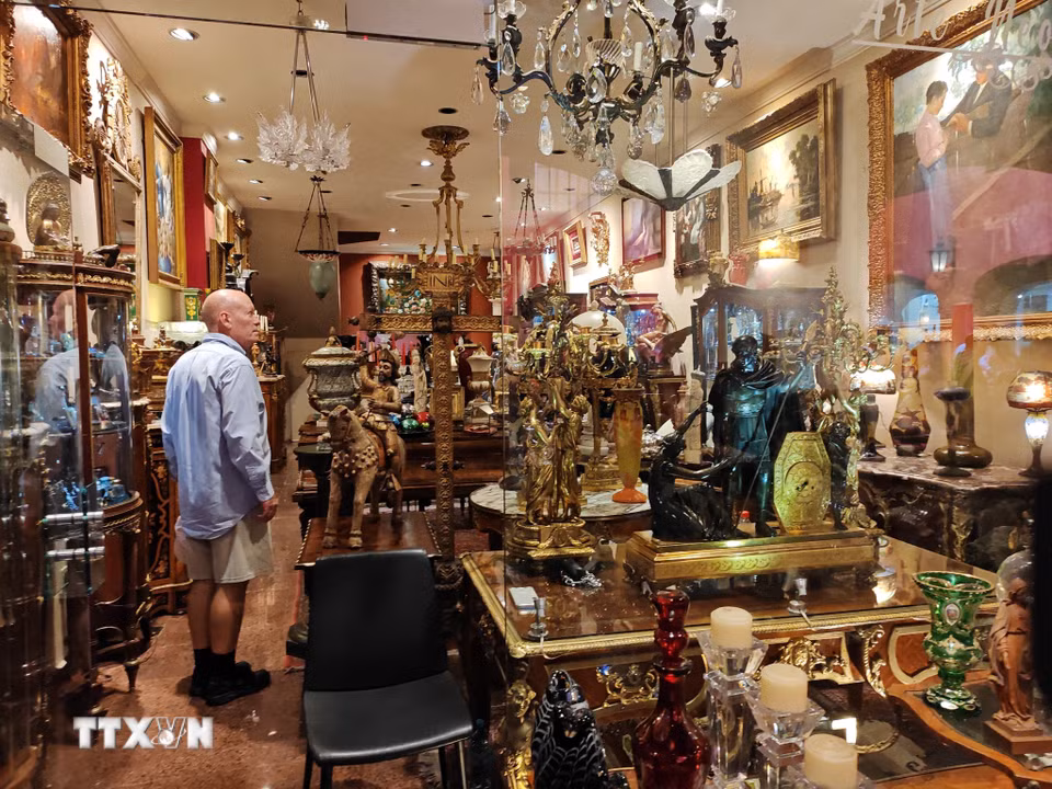 Khách tham quan ngắm các tác phẩm nghệ thuật tại Plaza del Ángel. (Ảnh: Phương Lan/TTXVN)