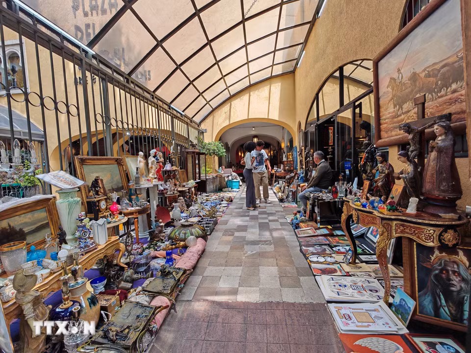 Nhiều người trẻ tìm đến Plaza del Ángel để khám phá đồ cổ. (Ảnh: Phương Lan/TTXVN)