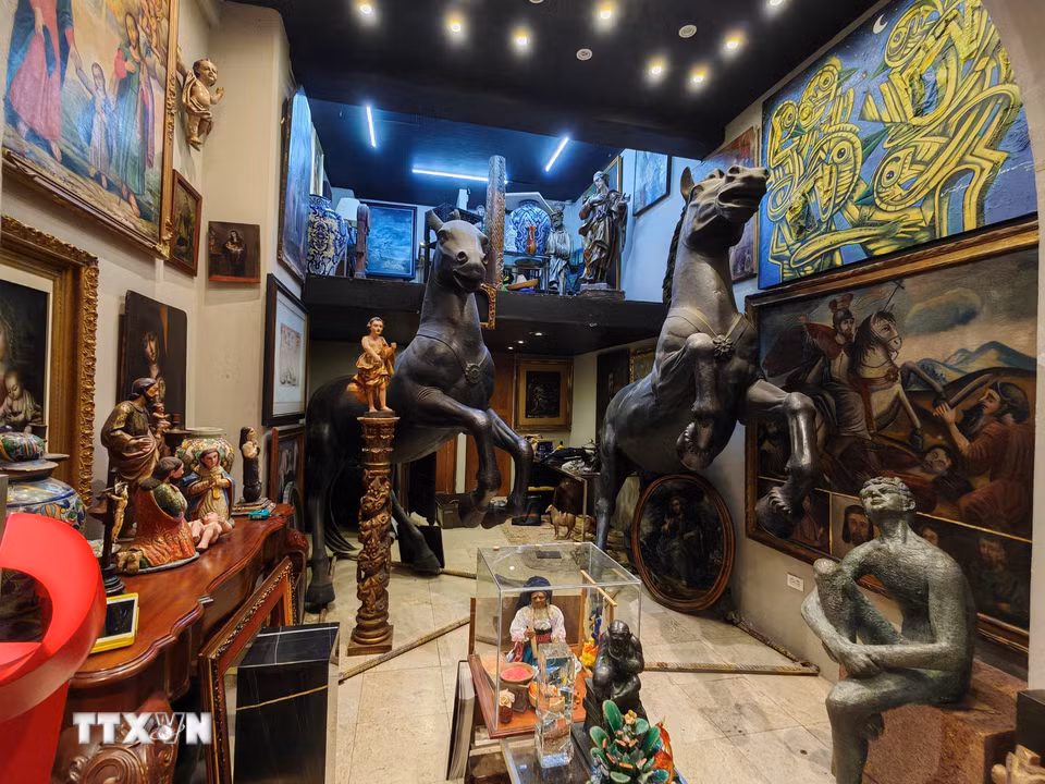 Những hiện vật từ Mexico, Mỹ Latinh, châu Âu và châu Á được bày bán tại khu chợ đồ cổ Plaza del Ángel. (Ảnh: Phương Lan/TTXVN)