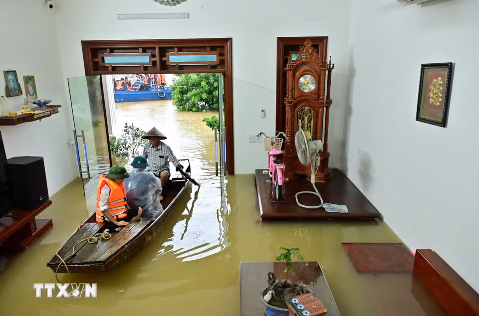 Người dân thôn Kênh Gà (Ninh Bình) vẫn duy trì nhịp sống, sinh hoạt trên những chiếc thuyền lưu động trong mùa nước lũ. (Ảnh: Thùy Dung/TTXVN)
