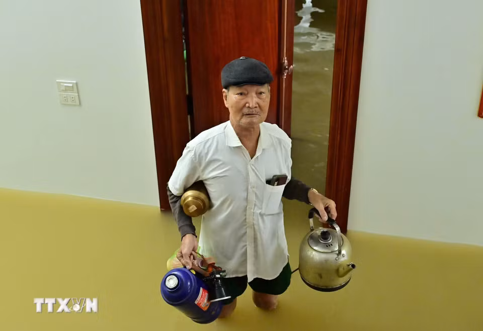 Người dân thôn Kênh Gà (Ninh Bình) vẫn duy trì nhịp sống, sinh hoạt trong mùa nước lũ. (Ảnh: Thùy Dung/TTXVN)
