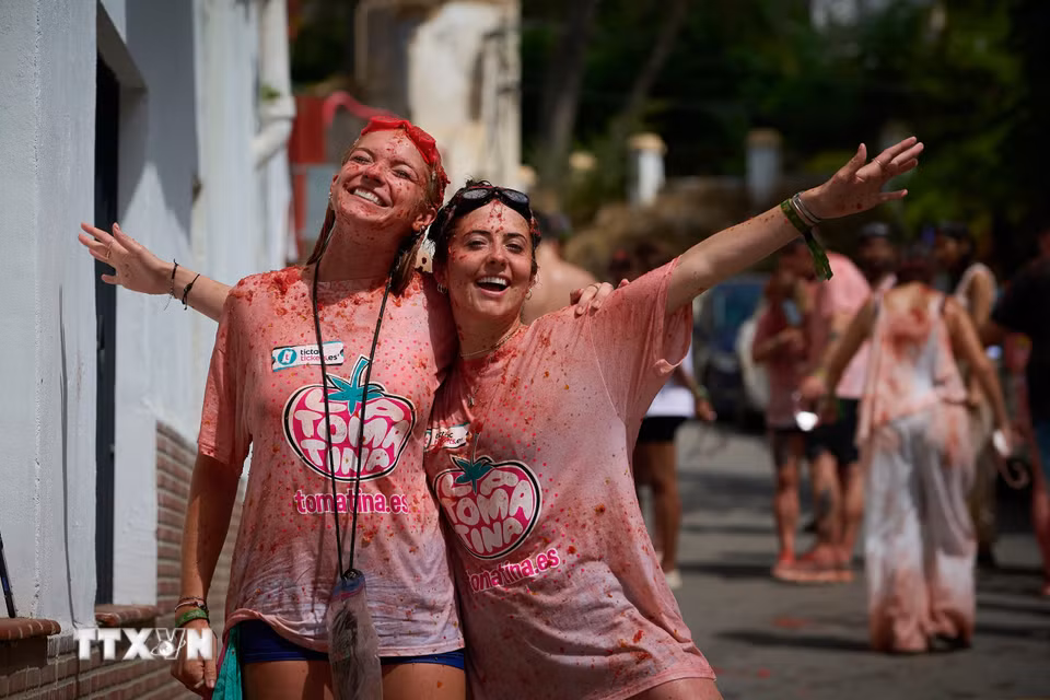 Ngày 26/8/2026, lễ hội ném cà chua La Tomatina đã diễn ra tại thị trấn Bunol, gần thành phố Valencia, Tây Ban Nha. Hơn 22.000 người đã tham gia và cùng hòa mình vào cuộc chiến cà chua sôi động trên đường phố, với khoảng 150 tấn cà chua được sử dụng trong lễ hội năm nay. (Ảnh: THX/TTXVN phát)