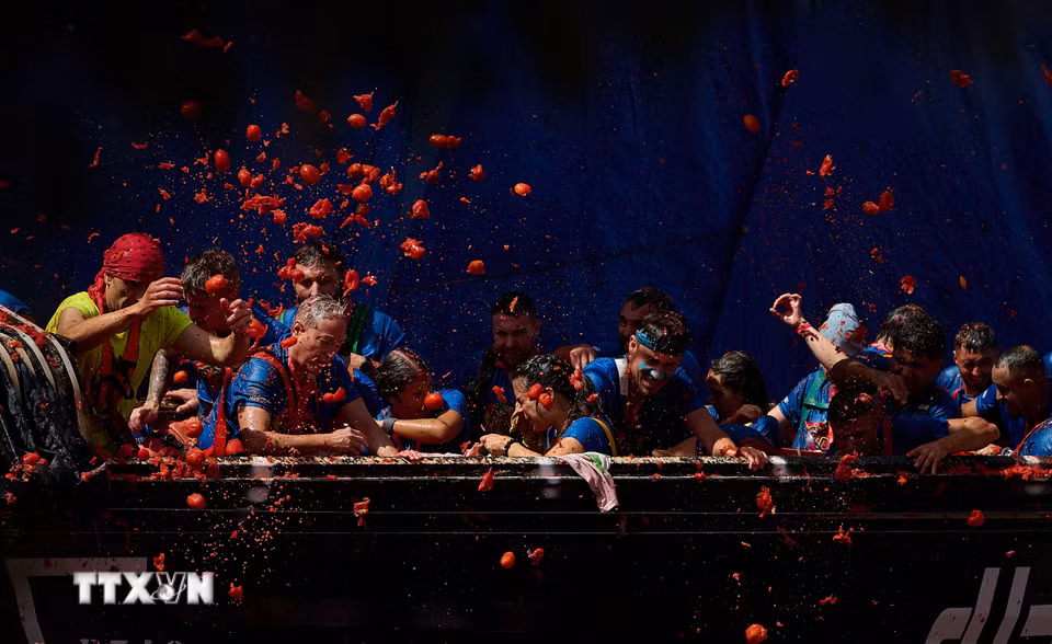 Ngày 26/8/2026, lễ hội ném cà chua La Tomatina đã diễn ra tại thị trấn Bunol, gần thành phố Valencia, Tây Ban Nha. Hơn 22.000 người đã tham gia và cùng hòa mình vào cuộc chiến cà chua sôi động trên đường phố, với khoảng 150 tấn cà chua được sử dụng trong lễ hội năm nay. (Ảnh: THX/TTXVN phát)