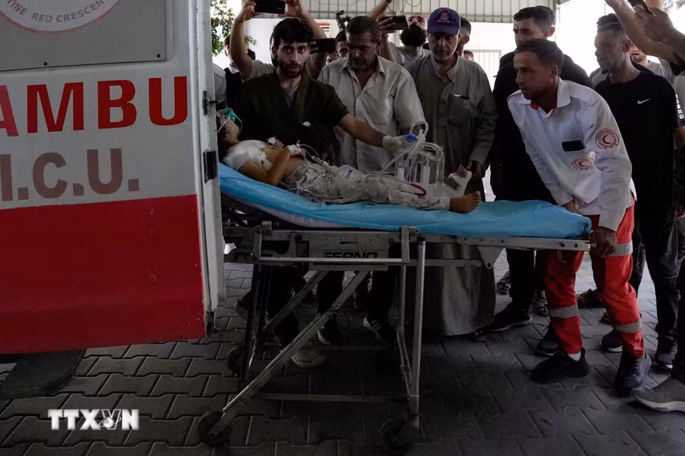 Ngày 23/8/2026, Israel cảnh báo sẽ tăng cường các hoạt động quân sự nhằm vào các quan chức của lực lượng Hamas tại Dải Gaza và sẽ yêu cầu thêm người Palestine rời khỏi một số khu vực. Trong ảnh: Em nhỏ bị thương sau vụ không kích của Israel tại Gaza. (Ảnh: THX/TTXVN phát)