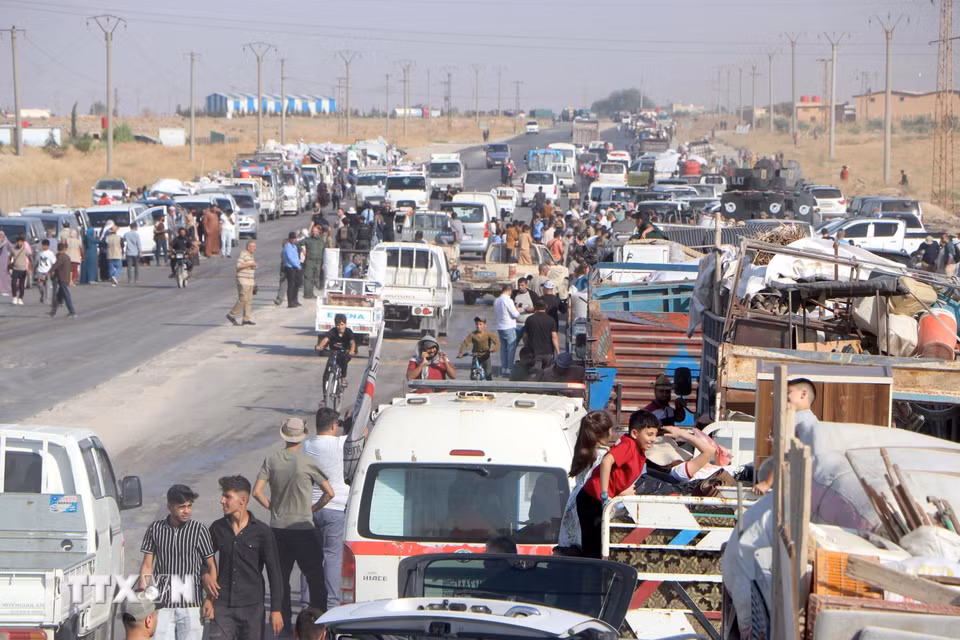 Ngày 25/8/2026, Tổng thống Syria Ahmad al-Sharaa tuyên bố quốc gia này đang “từng bước khép lại một giai đoạn đau thương trong quá khứ, mở đường cho phát triển, tái thiết và xây dựng đất nước” sau khi Mỹ đã chính thức hủy bỏ việc xếp Syria vào danh sách các quốc gia bảo trợ khủng bố. Trong ảnh: Người dân Syria trở về nhà ở thành phố Ras al-Ain, ngày 10/8/2026. (Ảnh: THX/TTXVN phát)