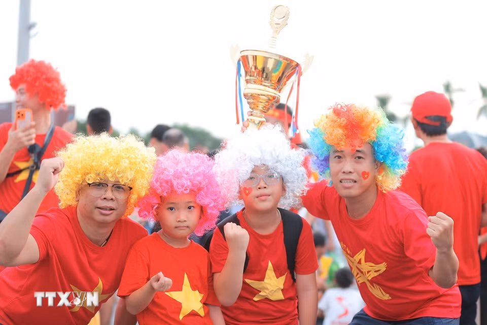 Người hâm mộ đến sân cổ vũ cho đội tuyển Việt Nam. (Ảnh: Minh Quyết/TTXVN)