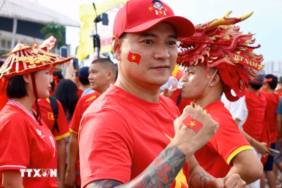 Các cổ động viên ngoài sân Mỹ Đình trước trận chung kết ASEAN Cup 2026 lượt về Việt Nam-Thái Lan. (Ảnh: Quốc Khánh/TTXVN)