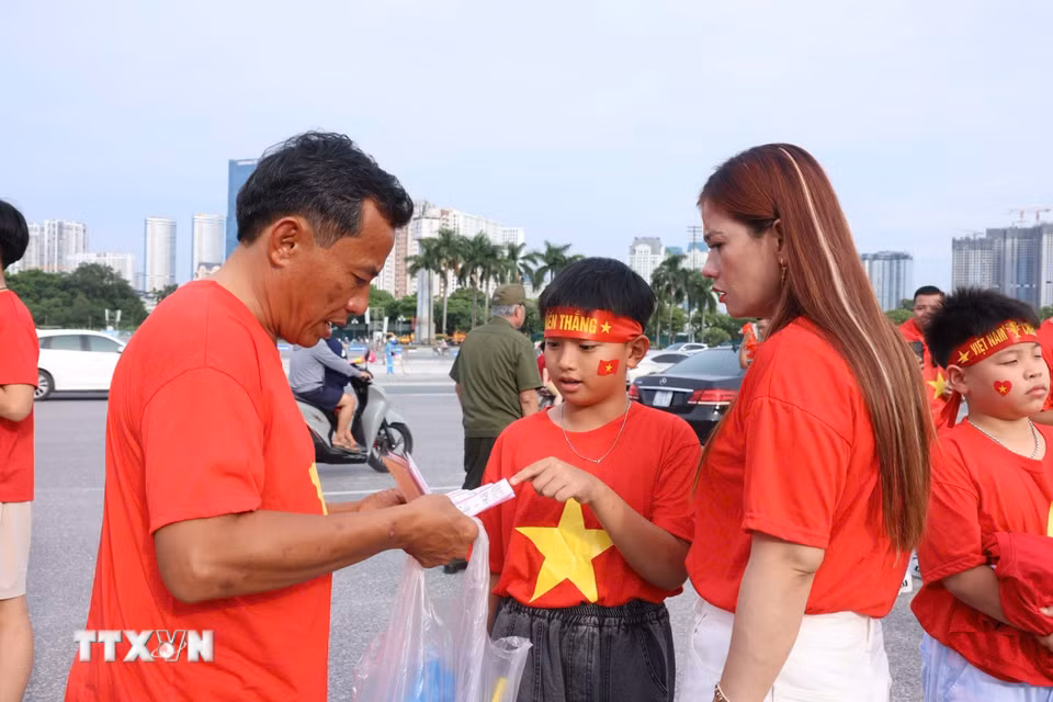 Các cổ động viên ngoài sân Mỹ Đình trước trận chung kết ASEAN Cup 2026 lượt về Việt Nam-Thái Lan. (Ảnh: Quốc Khánh/TTXVN)