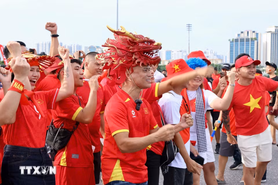 Các cổ động viên ngoài sân Mỹ Đình trước trận chung kết ASEAN Cup 2026 lượt về Việt Nam-Thái Lan. (Ảnh: Quốc Khánh/TTXVN)