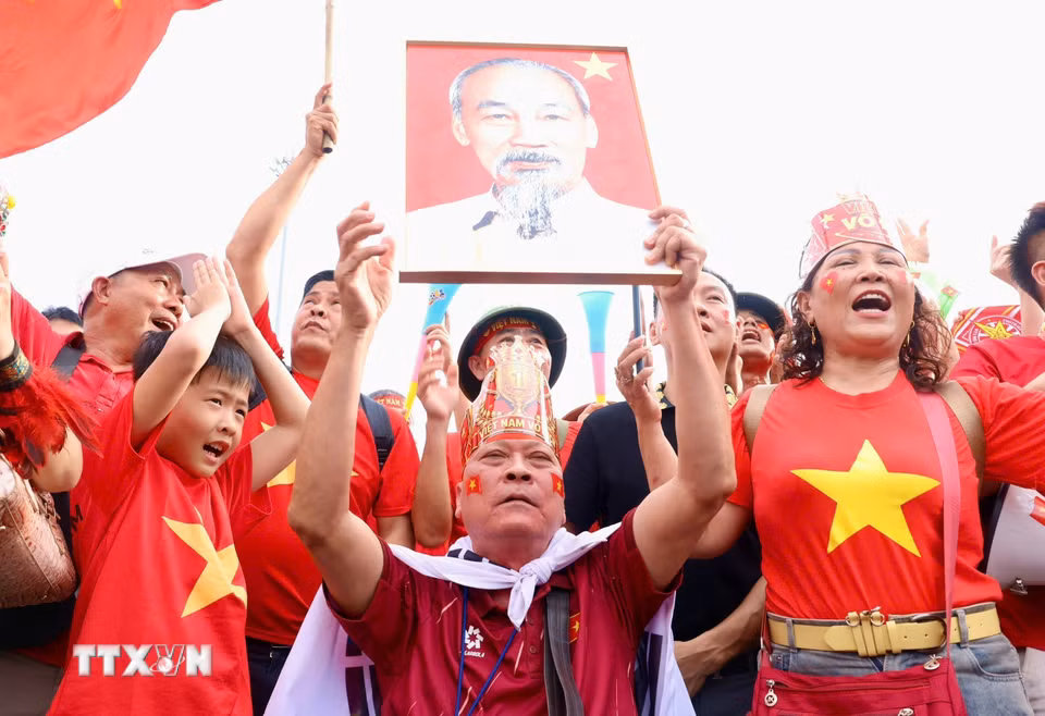 Các cổ động viên ngoài sân Mỹ Đình trước trận chung kết ASEAN Cup 2026 lượt về Việt Nam-Thái Lan. (Ảnh: Quốc Khánh/TTXVN)