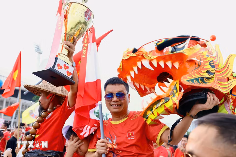 Các cổ động viên ngoài sân Mỹ Đình trước trận chung kết ASEAN Cup 2026 lượt về Việt Nam-Thái Lan. (Ảnh: Quốc Khánh/TTXVN)