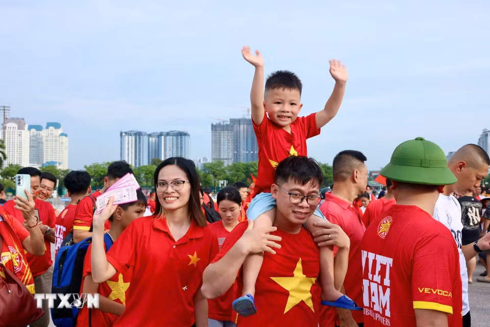Các cổ động viên ngoài sân Mỹ Đình trước trận chung kết ASEAN Cup 2026 lượt về Việt Nam-Thái Lan. (Ảnh: Quốc Khánh/TTXVN)