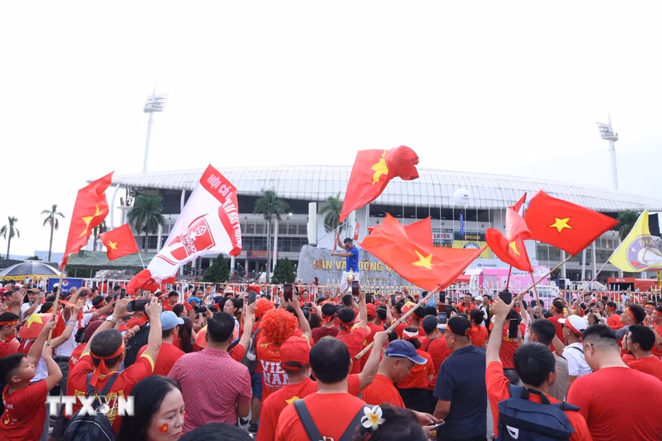 Các cổ động viên ngoài sân Mỹ Đình trước trận chung kết ASEAN Cup 2026 lượt về Việt Nam-Thái Lan. (Ảnh: Quốc Khánh/TTXVN) ​