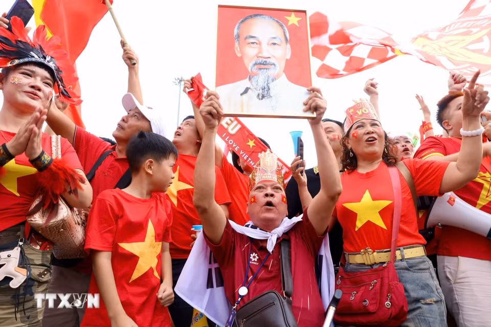 Các cổ động viên ngoài sân Mỹ Đình trước trận chung kết ASEAN Cup 2026 lượt về Việt Nam-Thái Lan. (Ảnh: Quốc Khánh/TTXVN)