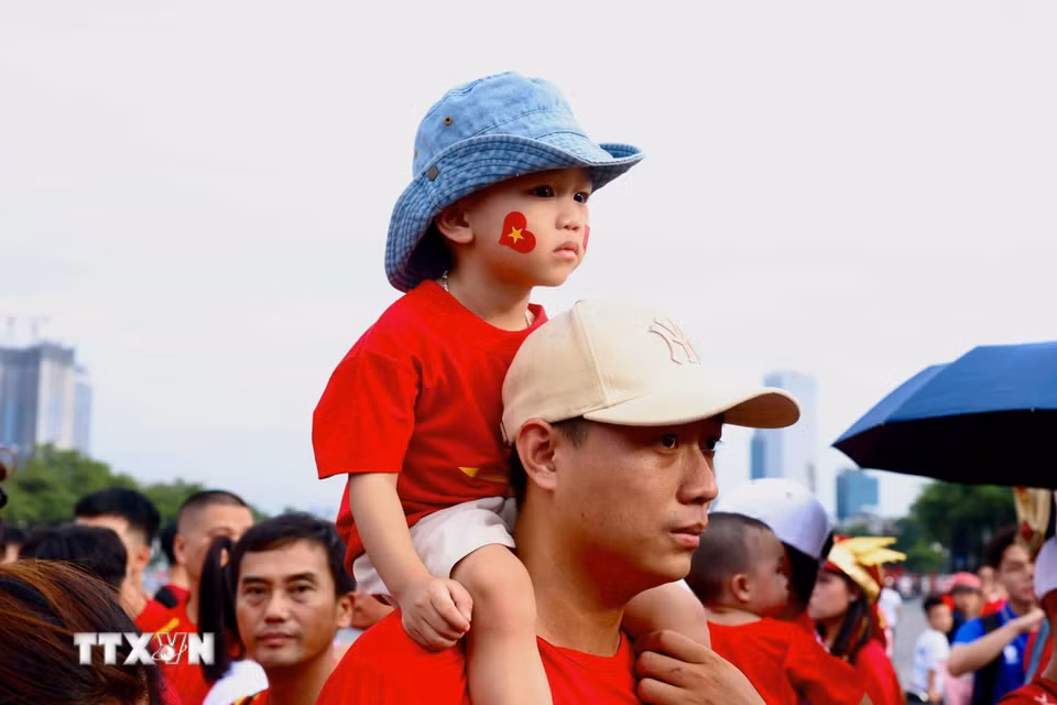 Các cổ động viên ngoài sân Mỹ Đình trước trận chung kết ASEAN Cup 2026 lượt về Việt Nam-Thái Lan. (Ảnh: Quốc Khánh/TTXVN)